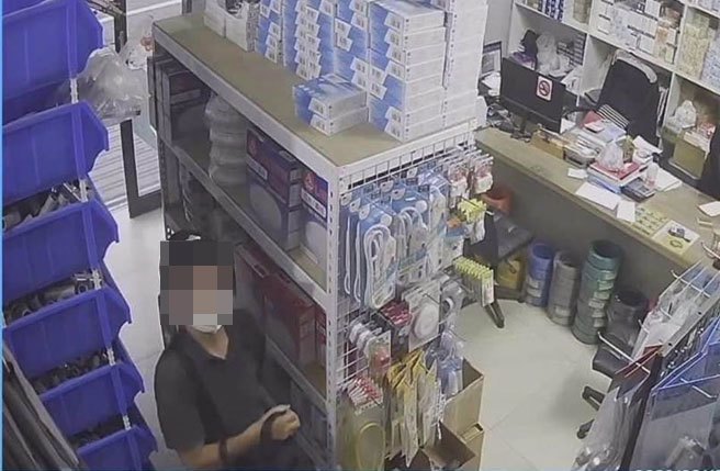 1名頭戴棒球帽的慣竊進到店裡會假裝購物，再聲東擊西開支開老闆，偷取店裡商品後，再到櫃台說前幾天購買的，買錯型號且收據弄丟，要求退貨換現金。（民眾提供／吳佩蓉宜蘭傳真）