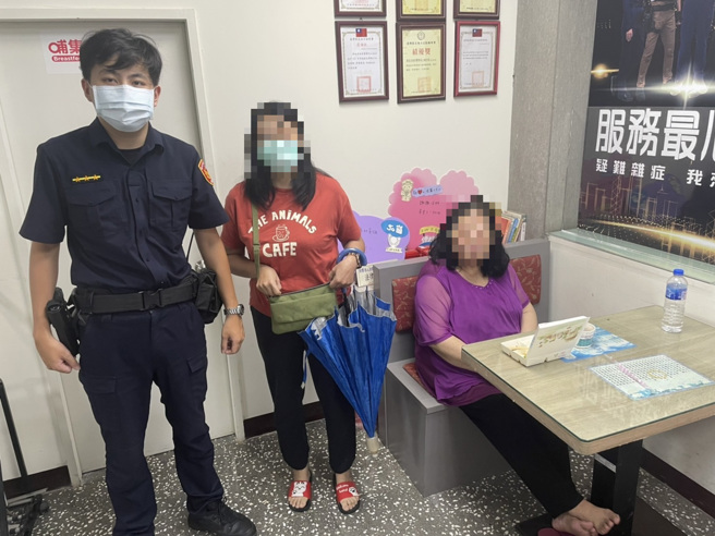 值班員警細心發現愛心手環，緊急連絡婦人女兒，避免一場憾事發生。警方提供