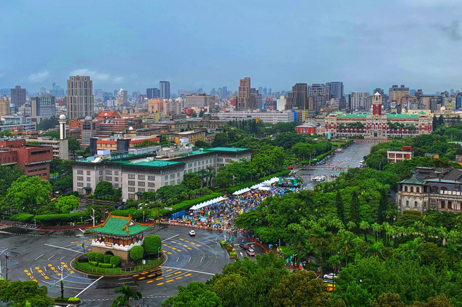 行人零死亡推动联盟20日在凯道举行820还路于民大游行，午后下起大雷雨，支持民眾撑伞力挺。 （邓博仁摄）