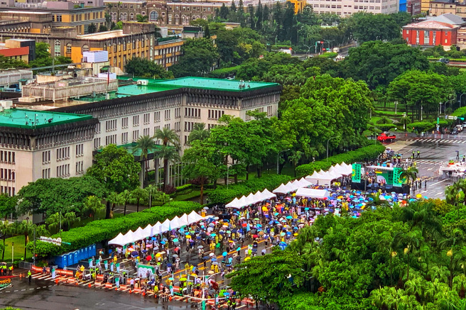 行人零死亡推动联盟20日在凯道举行820还路于民大游行，午后下起大雷雨，支持民眾撑伞力挺。 （邓博仁摄）