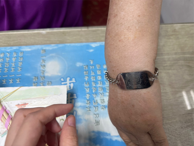 警方發現婦人手上的愛心手環，緊急聯繫她的女兒。警方提供