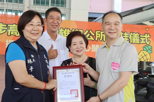 金馬影后陳淑芳化身公益大使，今與新北市樂心關懷協會一同捐近200雙童鞋給民雄鄉，由民雄鄉長林于玲代表接受。（呂妍庭攝）