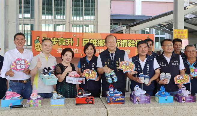 新北市樂心關懷協會理事長林陽晉，在嘉義縣山區立委參選人林國慶牽線、媒合下，今與金馬影后陳淑芳帶來近200雙童鞋，要捐給民雄鄉弱勢孩童。（呂妍庭攝）