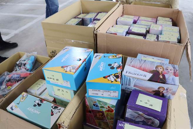 新北市樂心關懷協會今帶來200雙童鞋，要捐給民雄鄉弱勢孩童。（呂妍庭攝）