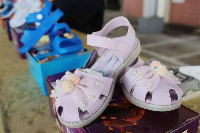 新北市樂心關懷協會今帶來200雙童鞋，要捐給民雄鄉弱勢孩童。（呂妍庭攝）