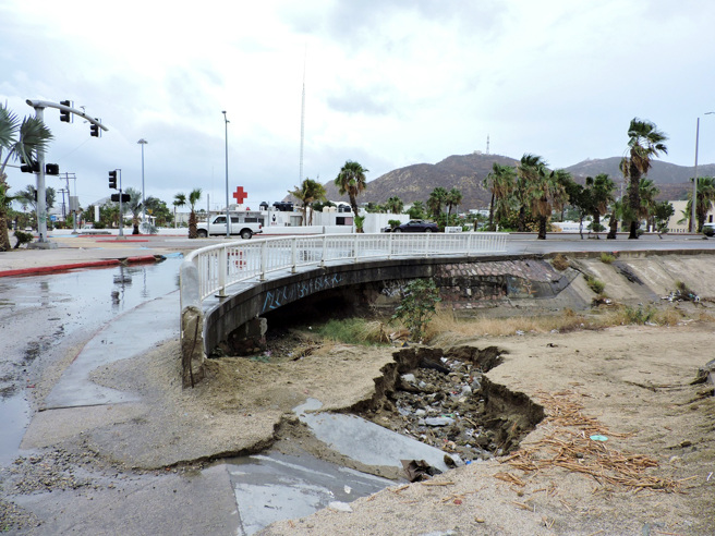 图为希拉里19日侵袭墨西哥北部下加利福尼亚（Baja California）半岛。（图／路透社）