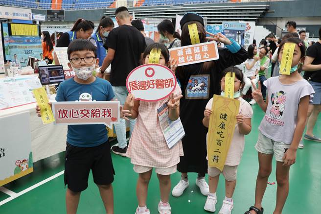 苑里李综合医院设计创意文宣，有小朋友扮殭尸。（苑里李综合医院提供／李京升苗栗传真）