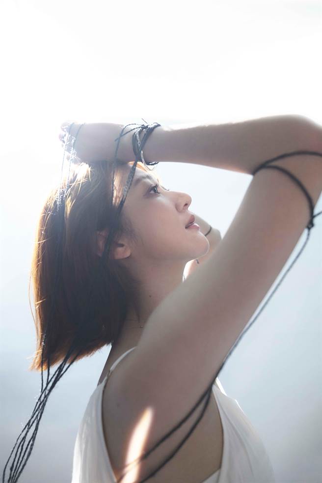 林逸欣剪了俏丽短髮拍摄最新创作专辑《坠》主视觉。（鑫羽工作室提供）