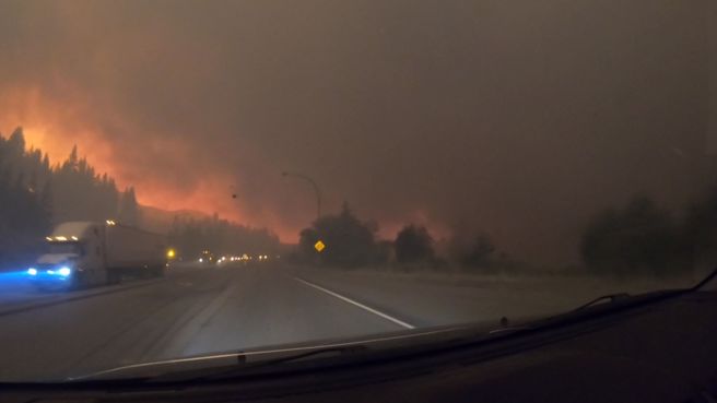 加拿大西部最近野火肆虐，卑诗省宣布进入紧急状态外，官员同时呼吁居民注意警讯撤离。（图/路透社）