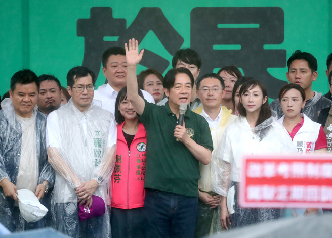 副总统赖清德（中）20日出席「还路于民－行人零死亡」行人路权大游行，上台致词并签署台湾行人宣言。（郑任南摄）