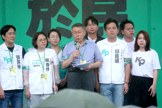 台湾民眾党主席柯文哲20日出席「还路于民－行人零死亡」行人路权大游行（中），上台致词并签署台湾行人宣言。（郑任南摄）