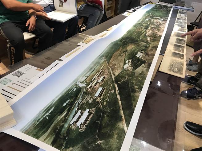 屏东市时遇书店展出一张长达3公尺、距今有百年歷史的屏东糖厂地区全景图，屏东市的前世今生彷若在眼前。（谢佳潾摄）
