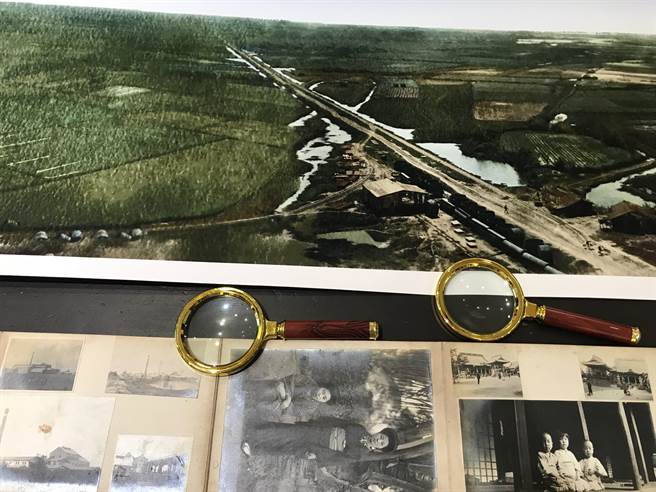 屏东市时遇书店展出一张长达3公尺、距今有百年歷史的屏东糖厂地区全景图，屏东市的前世今生彷若在眼前。（谢佳潾摄）