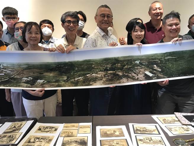 屏东市时遇书店展出一张长达3公尺、距今有百年歷史的屏东糖厂地区全景图，屏东市的前世今生彷若在眼前。（谢佳潾摄）