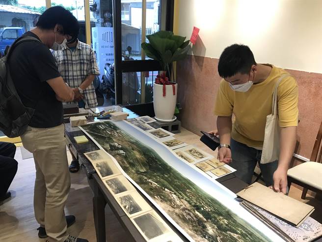 屏东市时遇书店展出一张长达3公尺、距今有百年歷史的屏东糖厂地区全景图，屏东市的前世今生彷若在眼前。（谢佳潾摄）