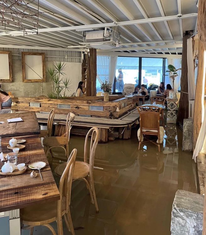 三峡中山路上的咖啡厅惊见严重积水。（翻摄自爆料公社）