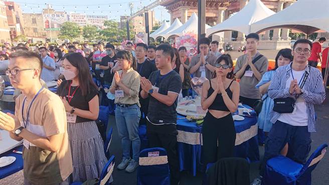 参加男女在活动开始前先向月老祈求获得好姻缘。（程炳璋摄）