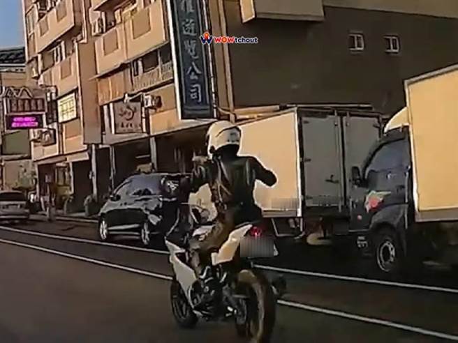 台中一名骑士日前行经雾峰区林森路时，竟在行驶中放开双手挥舞，相当危险；警方表示，最高可处3万6000元罚锾，并吊扣该汽车牌照6个月。（撷取自Youtube频道「WoWtchout - 地图型行车影像分享平台」）