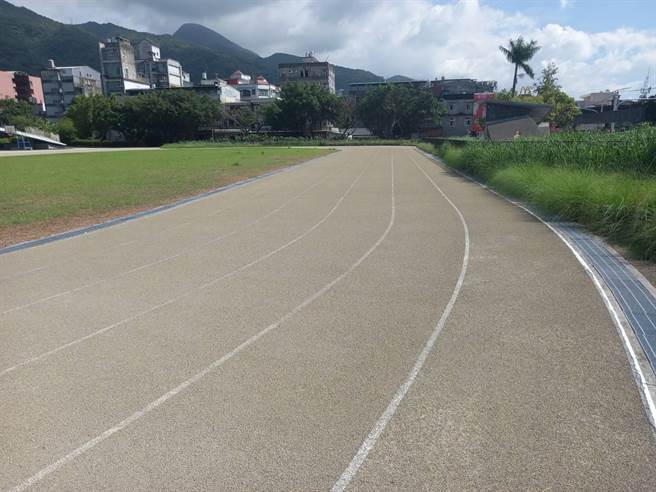 宜兰县1名32岁蔡姓男子疑似生活及工作压力太大，今年5月6日凌晨0时8分竟然跑到礁溪国小的操场裸奔。（民眾提供／吴佩蓉宜兰传真）