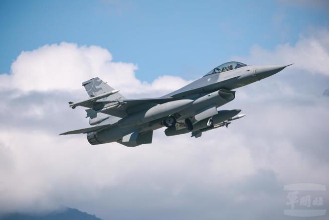 据国防部今（26）日最新公告，从昨日上午6时到今早6时，总计侦获共军派出军机32架次、9艘次军舰在台海周边活动，航行轨迹环绕台湾外海。（军闻社陈军均、青年日报记者陈彦陵摄）