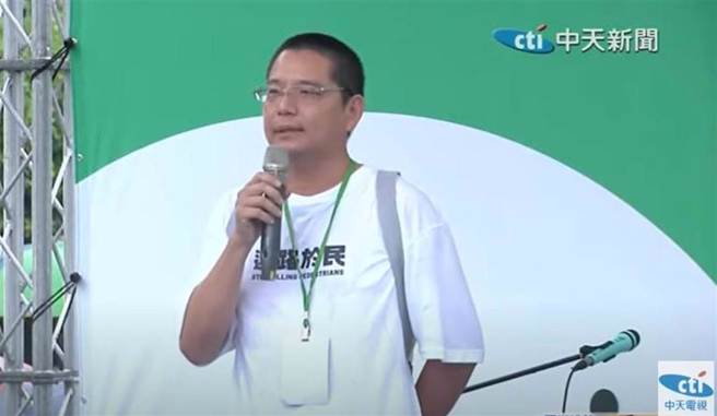 台南女童与妈妈牵手过马路，遭未礼让的转弯汽车撞及不幸过世。余父今日也参与还路于民大游行。（照片 / 摘自中天新闻）