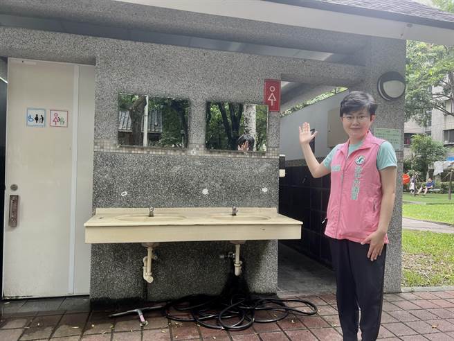 台中市議員陳俞融指出，市府推動陽光廁所，至目前僅改善3成，要求建設局改善。（陳俞融提供／張亦惠台中傳真）