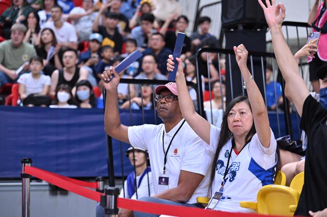 贺丹、贺博的父母在场边看球。（中华篮协提供）