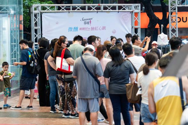 今（20日）下午新光三越台北天母店举办夏日微醺派对，吸引数百人排队到场。（石智中摄）