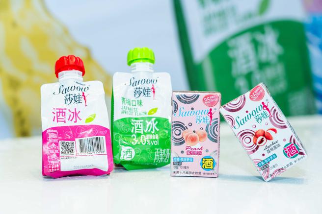 宜兰食品瞄准夏季酒水市场，于7月底推出全新酒品品牌「莎娃酒」与「莎娃酒冰」系列。（石智中摄）