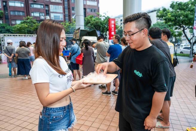 Sawow莎娃酒品今（20日）提供现场民眾试饮。（石智中摄）