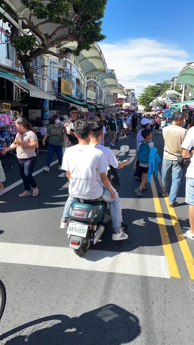 高雄市旗津举办为期6天的风筝节，因此封闭道路维护行人徒步区行人安全及避免沦为「行人地狱」，但不过就有当地居民表示，因为警察开罚导致自己有家却不能回。（高市警局提供／杨舒婷高雄传真）