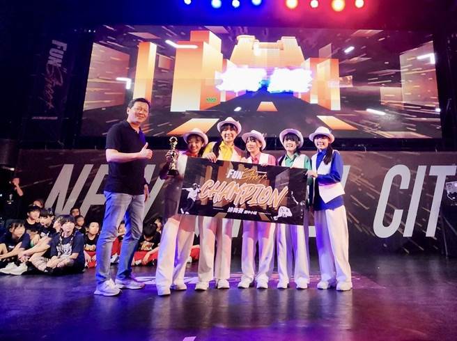 排舞賽國中小組冠軍「姐姐」。（板橋區公所提供）