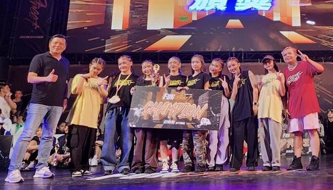 排舞賽高中職組冠軍「HRC BEAST CREW」。（板橋區公所提供）