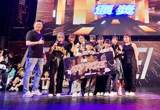 排舞賽高中職組季軍「KIDZFLASH」。（板橋區公所提供）