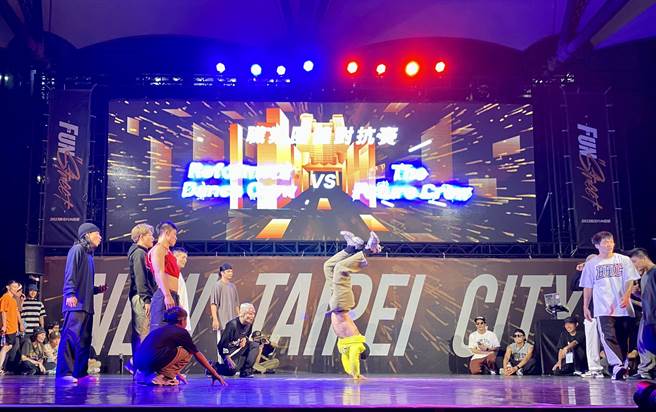 職業霹靂舞團表演賽舞藝精湛。（板橋區公所提供）