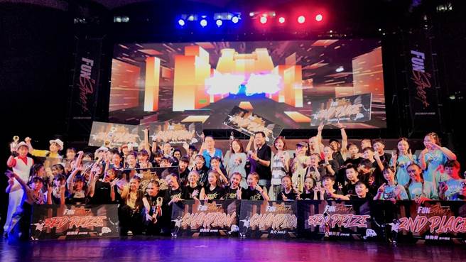 獲獎隊伍大合照。（板橋區公所提供）