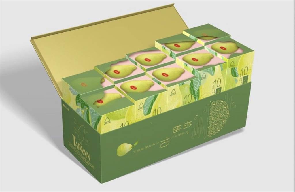 全家攜農糧署獨家推「十大產地產銷履歷拾柚禮盒」，每盒售價999元，9月7日在全家行動購販售。（全家提供／朱世凱台北傳真）