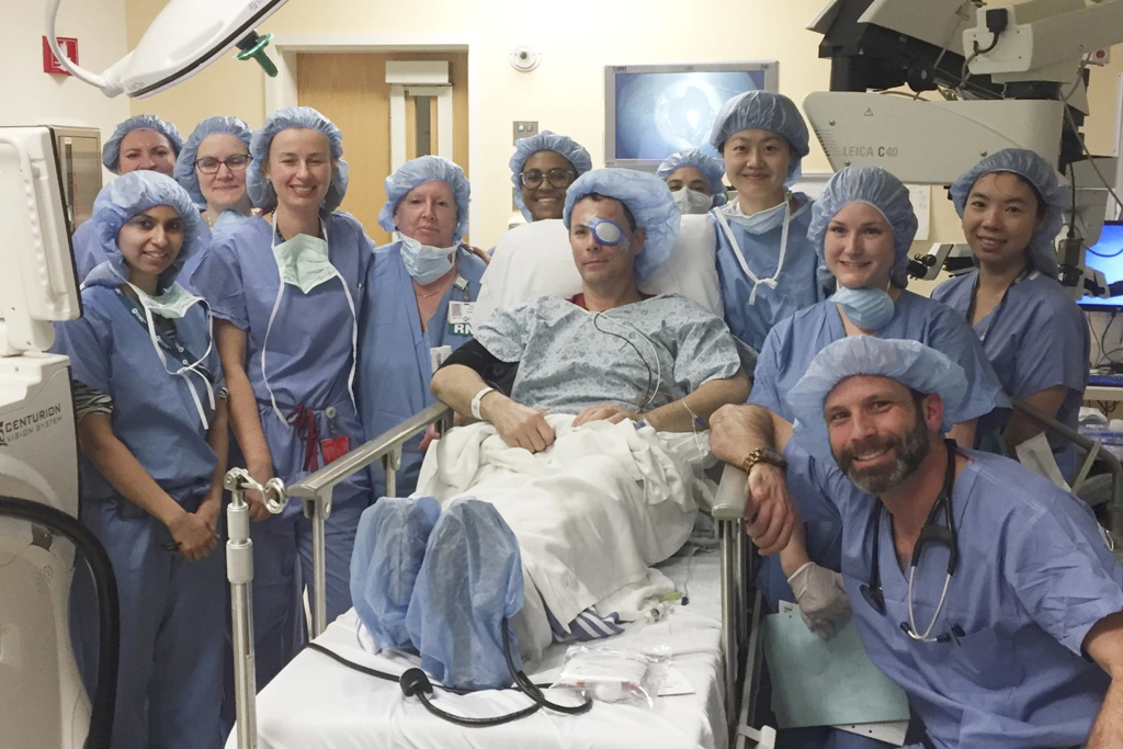 51岁的杜斯特完成右眼角膜干细胞移到左眼的手术，他受损较轻的右眼，因角膜干细胞的重建而恢复视力。图/美联社(photo:ChinaTimes)