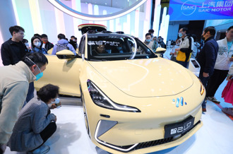 中國新能源車彎道超車成功 全球市佔已達49.4％