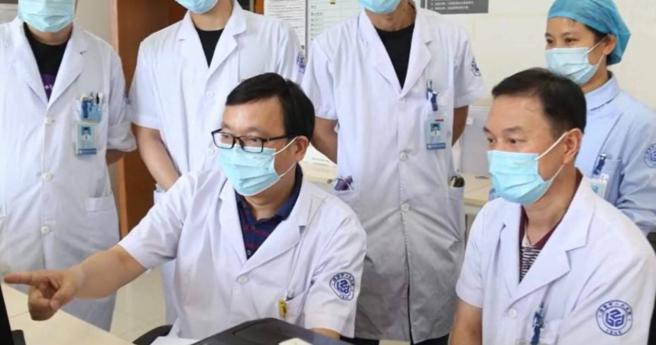 朱阿姨在麵馆吃麵时，一名陌生男子走来提醒她「你脑子里面可能长了肿瘤」。（图／翻摄自微博）