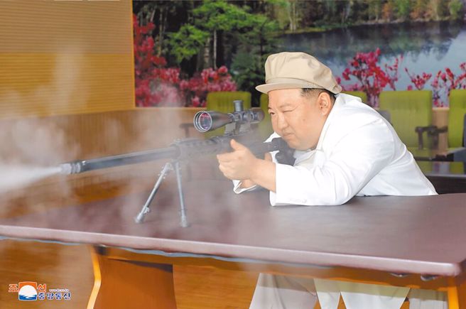 北韓官媒：金正恩登軍艦校閱巡弋飛彈試射。圖為金正恩日前試射槍枝。（朝中社）