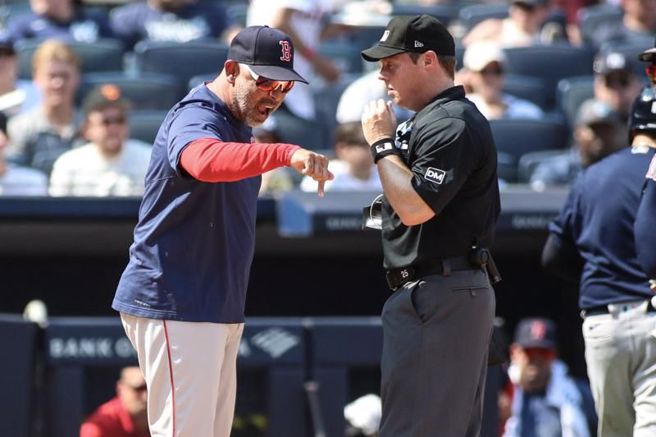 红袜总教练柯拉(左)与主审争论，遭到驱逐出场。（路透）