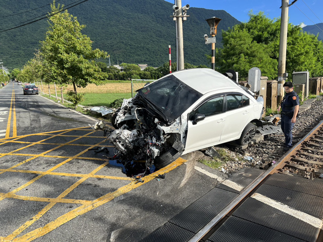 太魯閣號列車「擦撞」硬闖轎車釀1傷，北上宜蘭延誤超過2小時。(民眾提供)