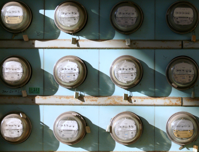 女子收到这期电费帐单，翻到背面才发现居住的社区大楼公电高达13万。（图／示意图，达志影像）