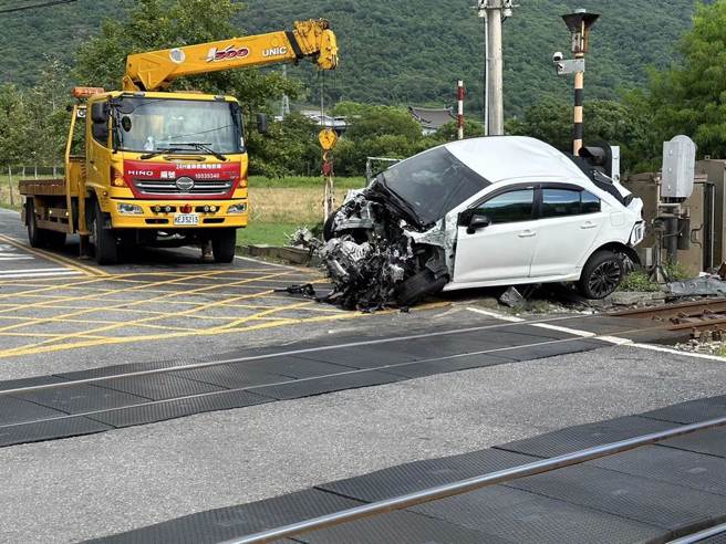 台铁太鲁阁号401次台东开往台北列车，今天上午行经花莲佳民村平交道时，与侵入轨道的白色轿车发生擦撞，由于撞击力过大，轿车车头全烂，宛如废铁。（民眾提供／罗亦晽花莲传真）