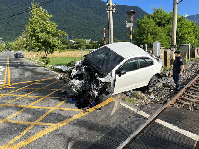 太鲁阁号列车「擦撞」硬闯轿车酿1伤，北上宜兰延误超过2小时。(民眾提供)