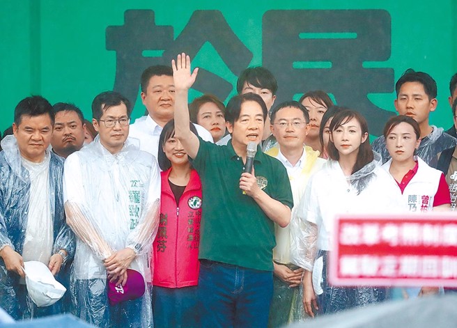 副總統賴清德（中）20日出席「還路於民－行人零死亡」行人路權大遊行，上台致詞並簽署台灣行人宣言。（中時資料照／鄭任南攝）