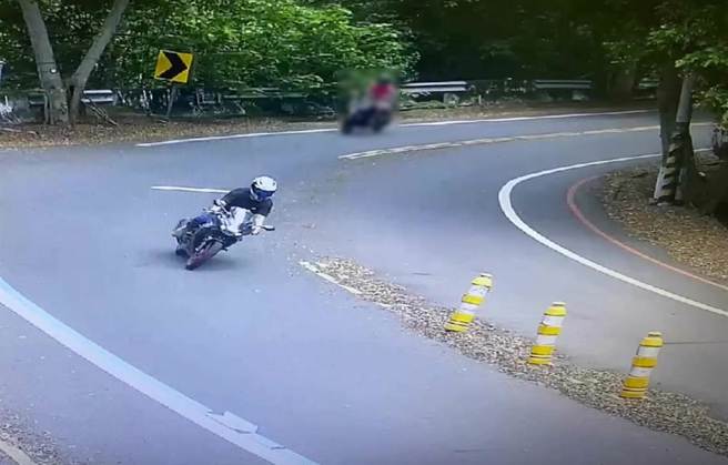 彰化县道139线常有机车骑士危险驾驶，警方派出便衣警力搜证开罚。（民眾提供／孙英哲彰化传真）