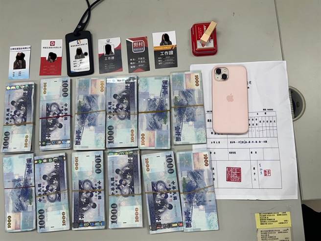 警方在车手身上起出假证件。（翻摄画面）