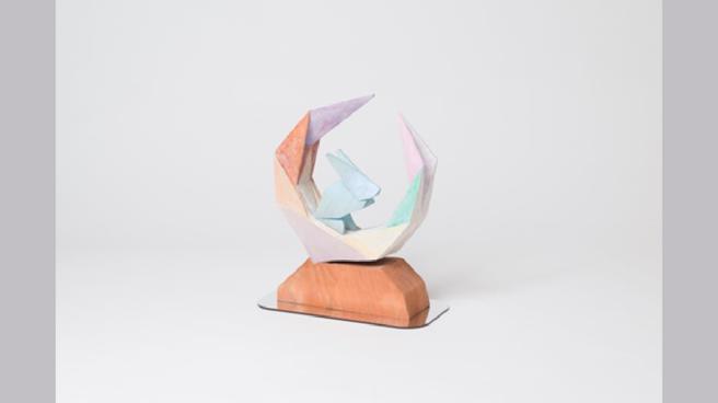 《謐月》 周學涵／25 x 13 x 28cm｜2023｜樟木、柳杉、壓克力彩。（圖片來源：寶吉祥集團提供）